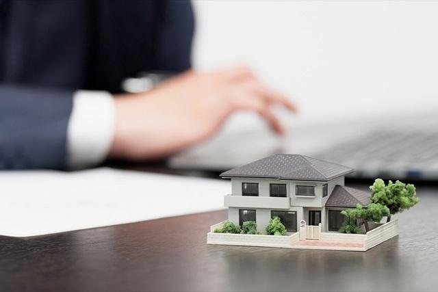 パソコンを操作する人